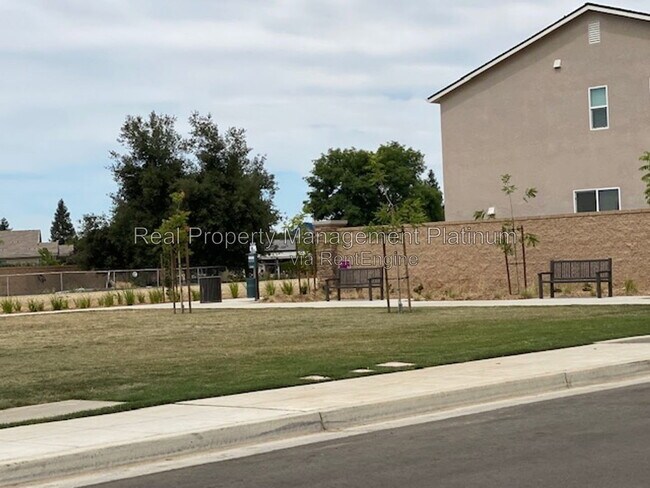 Building Photo - 807 Descanso Ave
