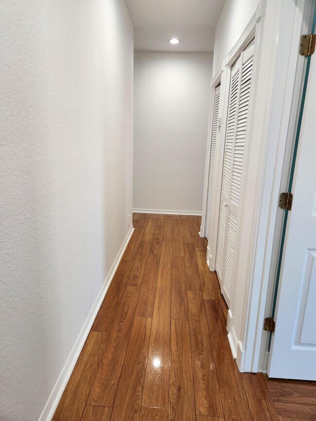 Building Photo - 17885 Fieldbrook Cir E