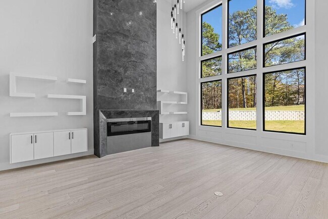 Building Photo - 555 Versailles Dr