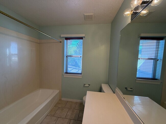 Building Photo - 6517 Glen Oak NE