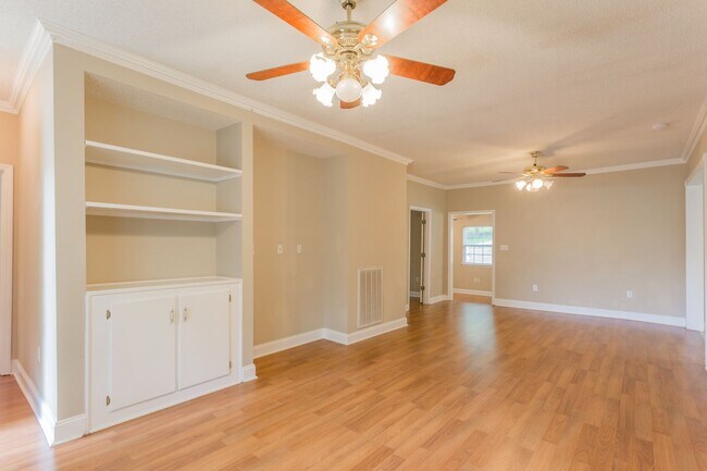 Building Photo - Charming home on River Canyon Drive
