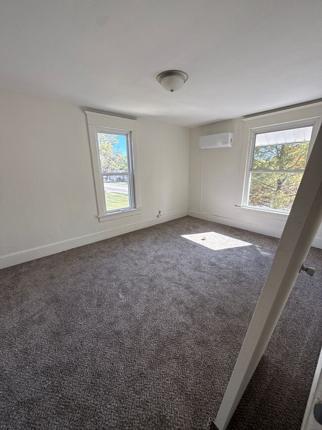 Building Photo - 3 bedroom/2 bath house