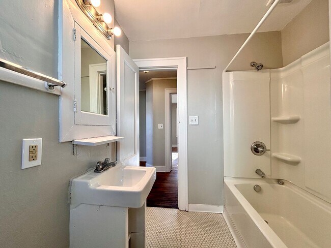 Building Photo - Spacious Four Bedroom Home in Southeast Grand Rapids