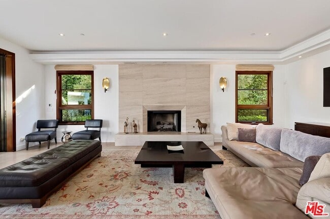 Building Photo - 2134 La Mesa Dr