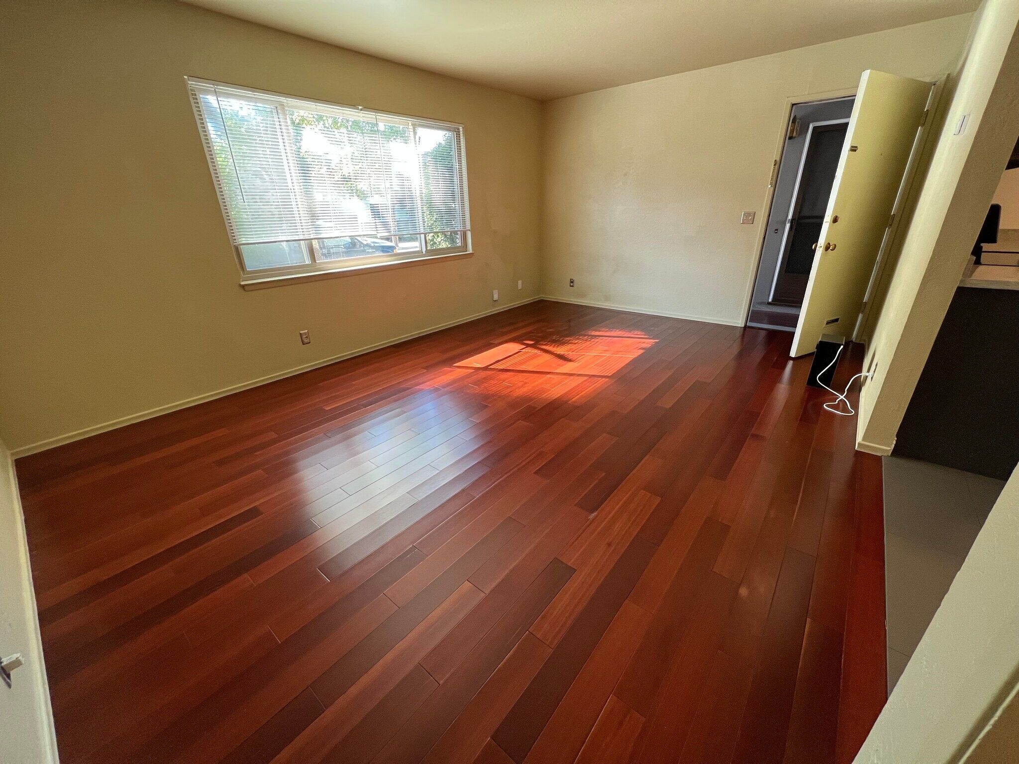 Building Photo - 660 Roble Ave