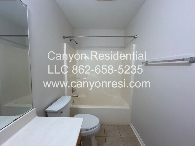 Building Photo - Beautiful 3 BR/3Bath in well sought after neighborhood !