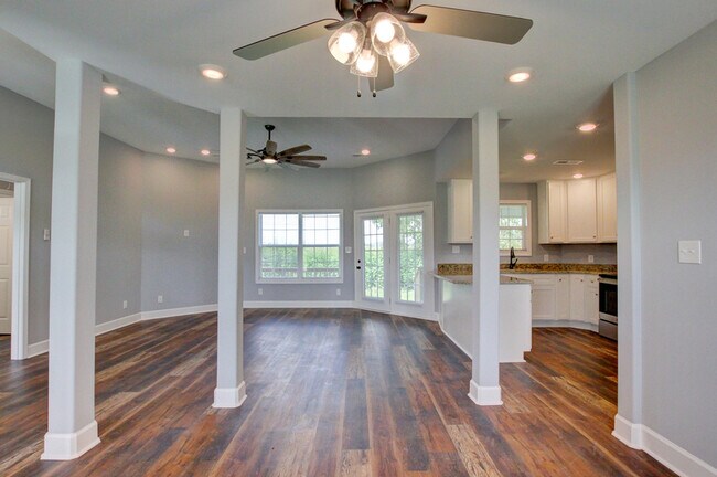 Building Photo - 133 Riverbend Dr