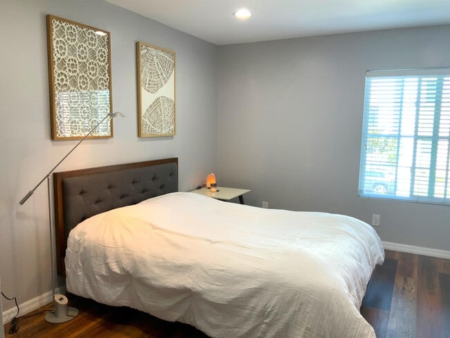 Building Photo - 955 E 3rd St