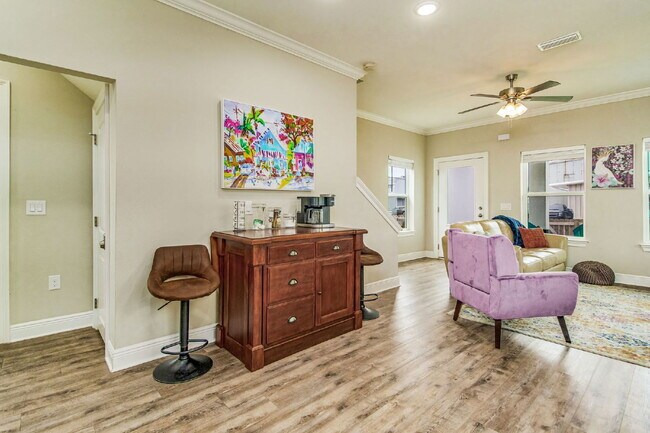 Building Photo - 1002 W Main St