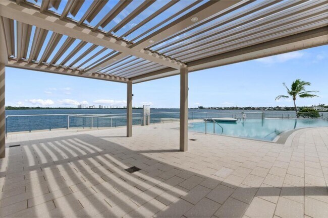 Building Photo - 100 Lakeshore Dr