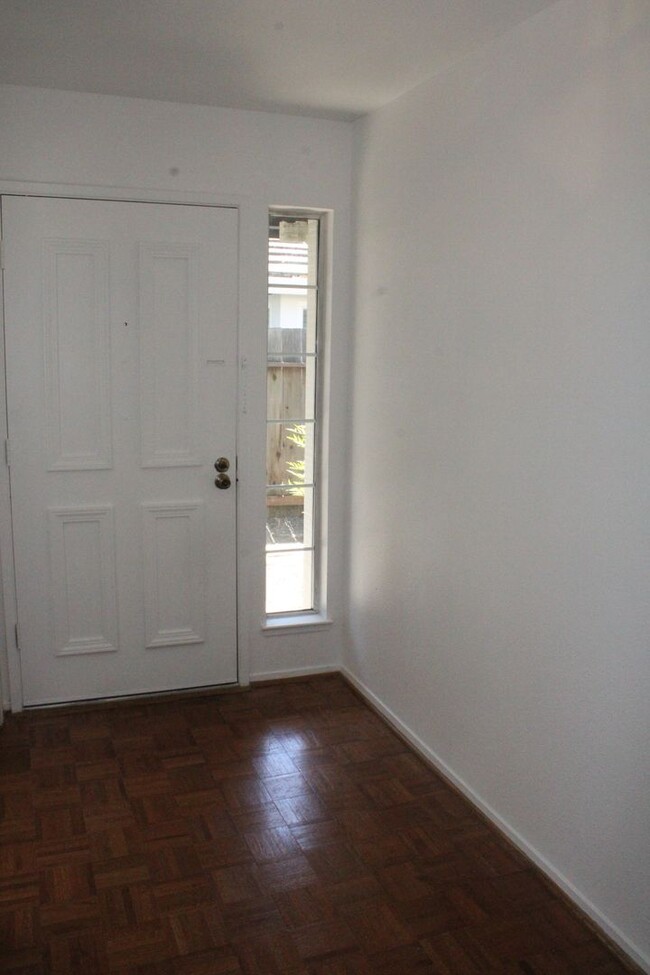 Building Photo - Single Story 3 Bedroom, 2 1/2 Bathroom Tow...