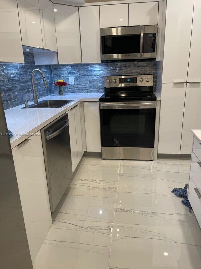 Primary Photo - 2800 N Palm Aire Dr