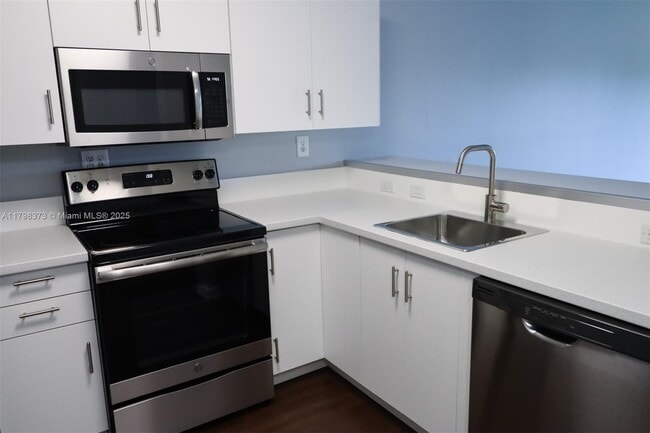 Building Photo - 9779 Nob Hill Ct