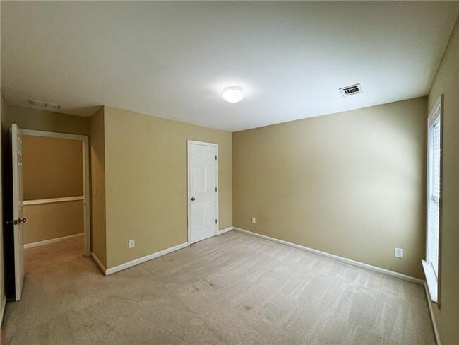 Building Photo - 2442 Fairlie Dr