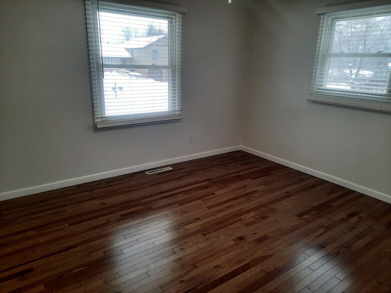 Building Photo - 144 Brentwood Dr