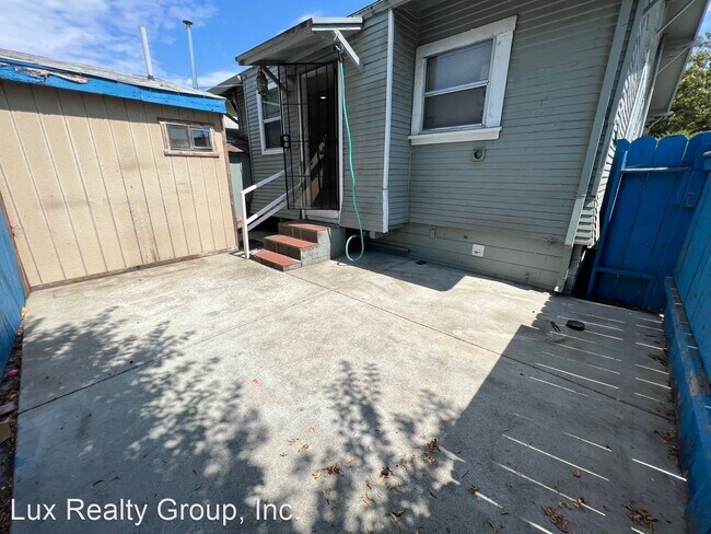 Building Photo - 2 br, 1 bath House - 558 A St