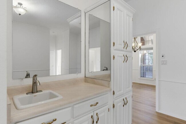 Building Photo - 9512 Rosas Ave NE