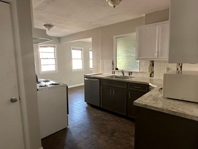 Building Photo - Updated 3 Bedroom Home with Large Kitchen ...