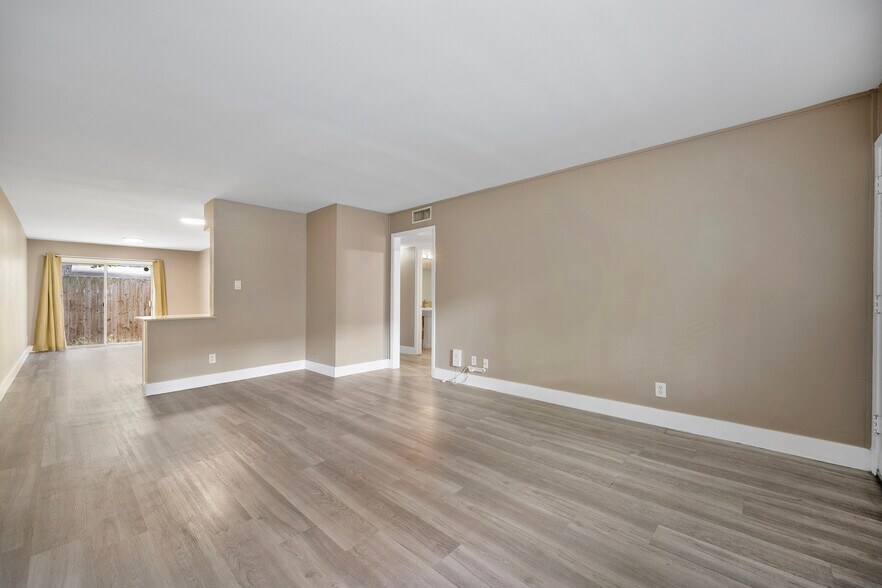 Living Room - 2303 East Side Dr