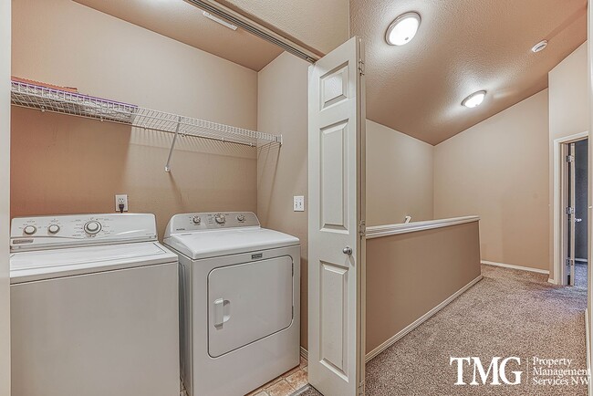 Building Photo - Gorgeous Four Bedroom Townhome in Hillsboro!