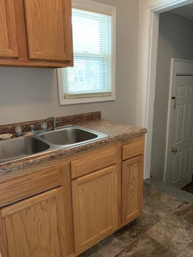 Building Photo - Charming 2-bedroom House Available with fe...