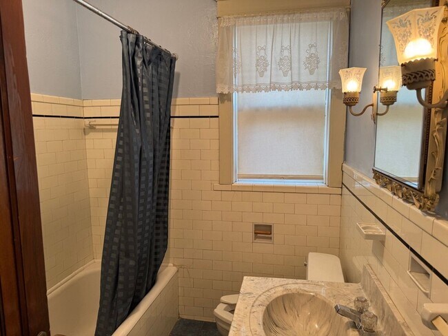 Building Photo - 5839 Hampton Ave