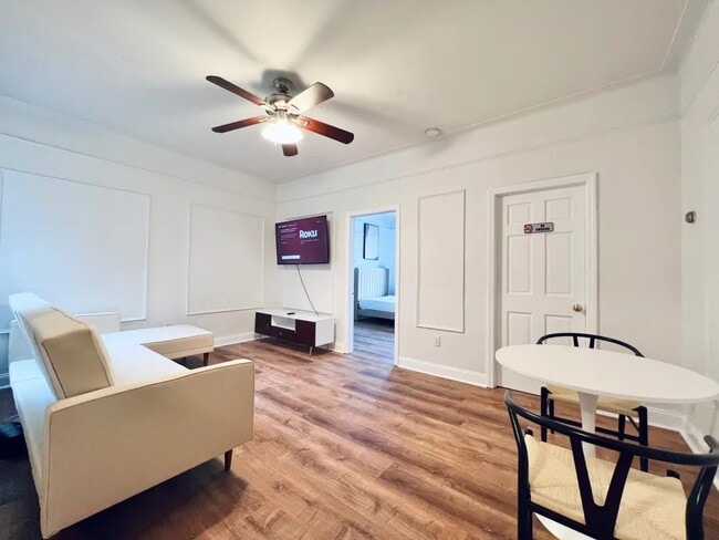 Building Photo - Furnished room/NOT APARTMENT