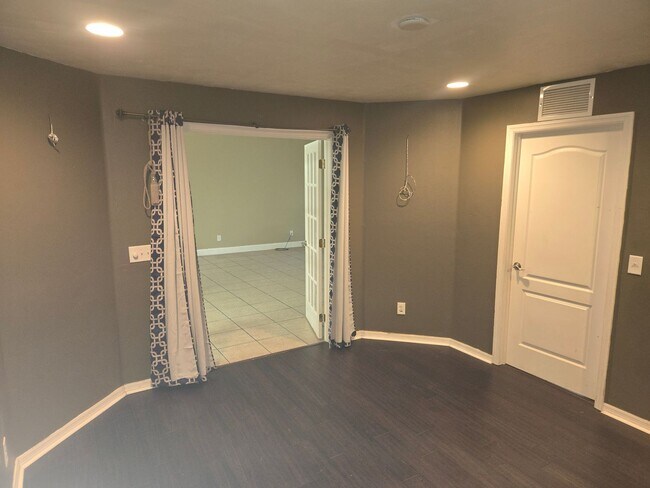 Building Photo - Price Improved!!!!-Large Family Home-Great...