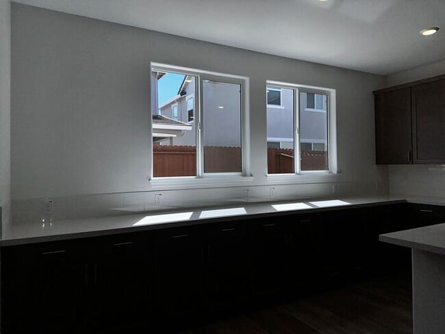 Building Photo - Beautiful 4 bedroom new home in Sierra wes...