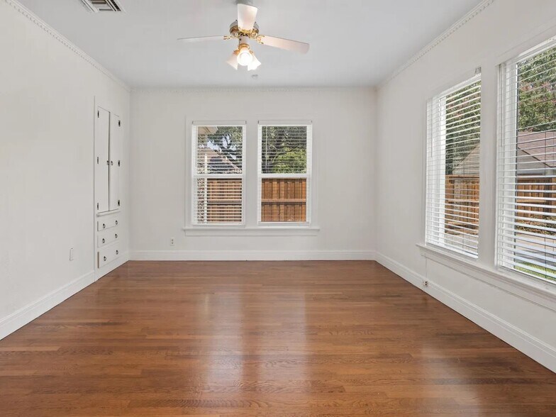 Master Bedroom - 2917 Benbrook Blvd