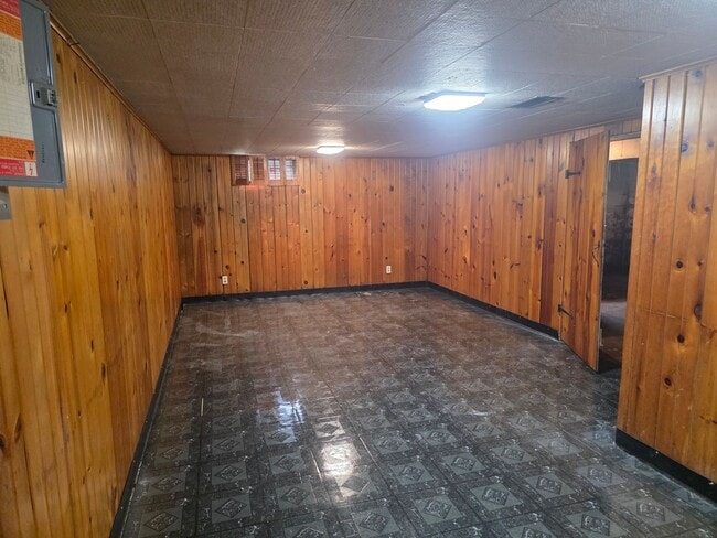 Building Photo - Updated 2-Bedroom, 1-Bathroom Home with Garage – $1,350/Month | Accepting Section 8