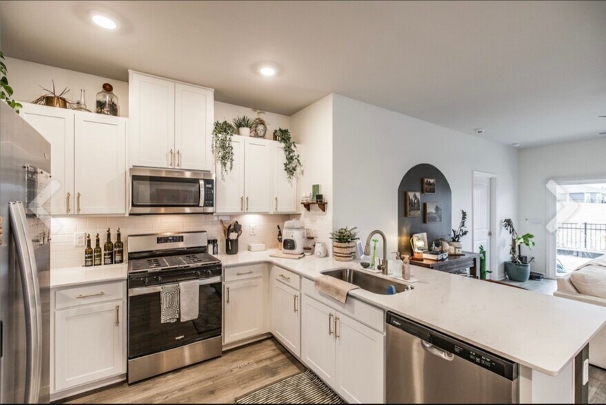 Building Photo - 7355 Lang Ave