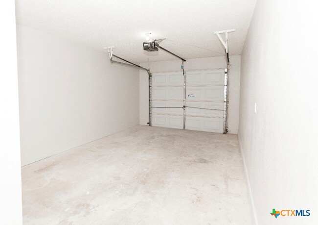 Building Photo - 927 Lipan Dr