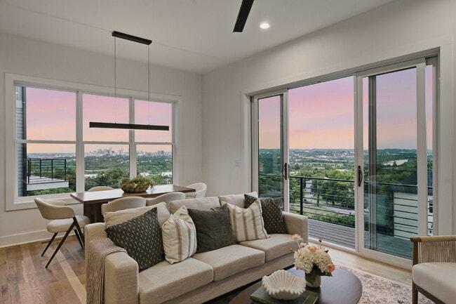 Building Photo - "Spacious 4-Bed, 4.5 bath, AMAZING views, fenced in yard
