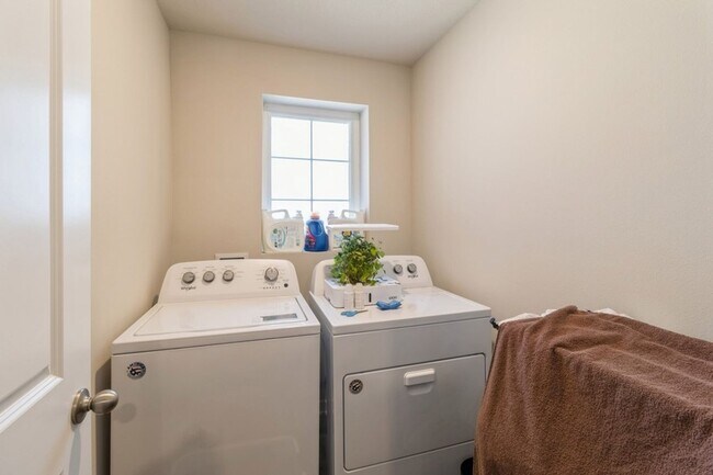 Building Photo - PRIVATE POOL & CLUBHOUSE!! 3 Bedroom, 2.5 Bathroom Townhome in Ankeny!