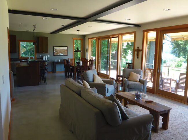 Building Photo - Spacious 3-Bedroom Haven with 2.5 Baths on...