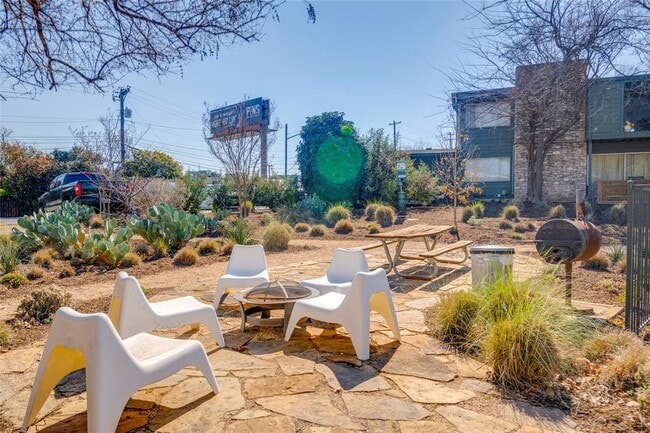 Building Photo - 1304 Mariposa Dr