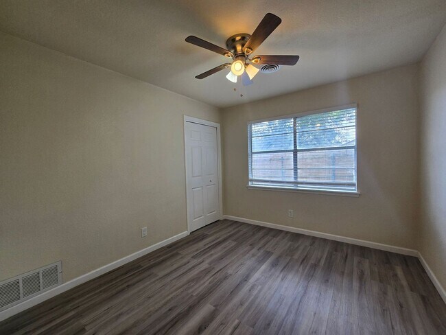 Building Photo - 501 W Voelter Ave