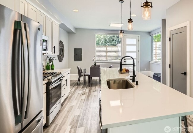 Building Photo - Spacious end-unit 3 bed townhome near Seat...