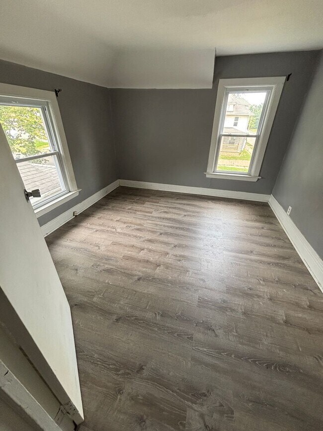 Building Photo - Large 3 Bedroom 1 Bathroom House PENDING