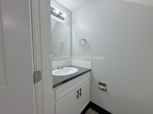 Building Photo - Newly Renovated 2-bedroom Apartment in Skylark Apartments