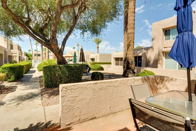 Building Photo - 445 S Desert Palm