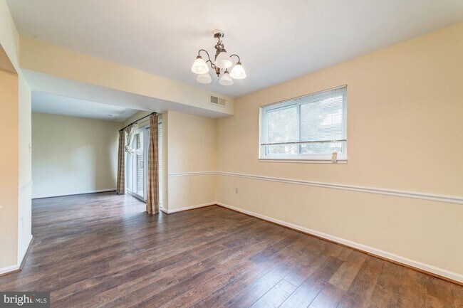 Building Photo - 9705 Kings Crown Ct