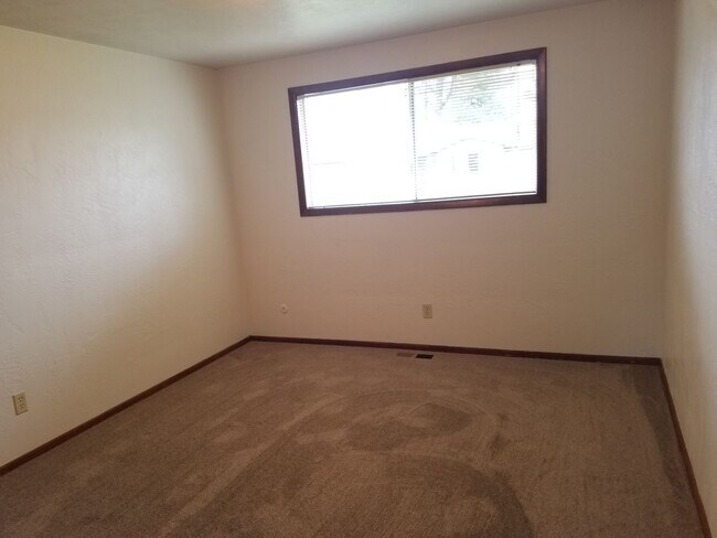 Building Photo - 2415-2425-2425 Wooddale Ave NE