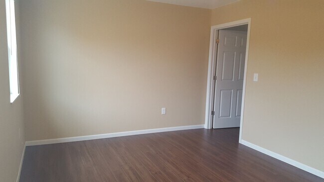 Building Photo - 2 Bedroom Duplex
