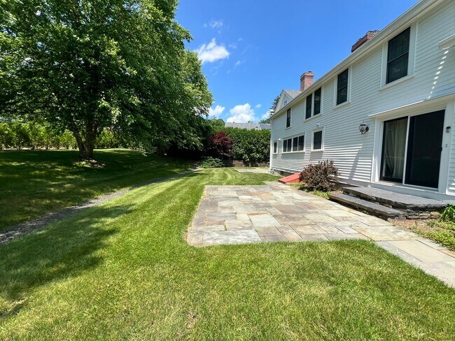 Building Photo - 14 Gray St