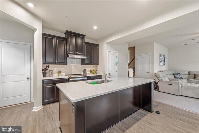 Building Photo - 9437 Rolling Green Dr