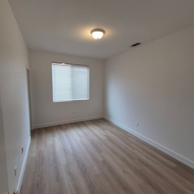 Building Photo - Natomas Home available for Speedy Move in.