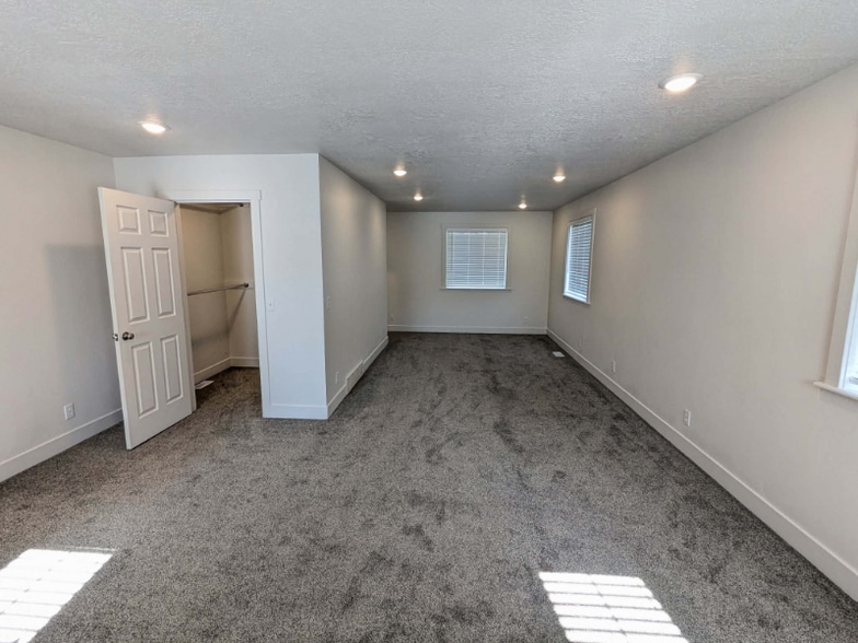 Building Photo - 1760 N 400 E