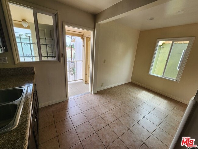 Building Photo - 5264 Cahuenga Blvd